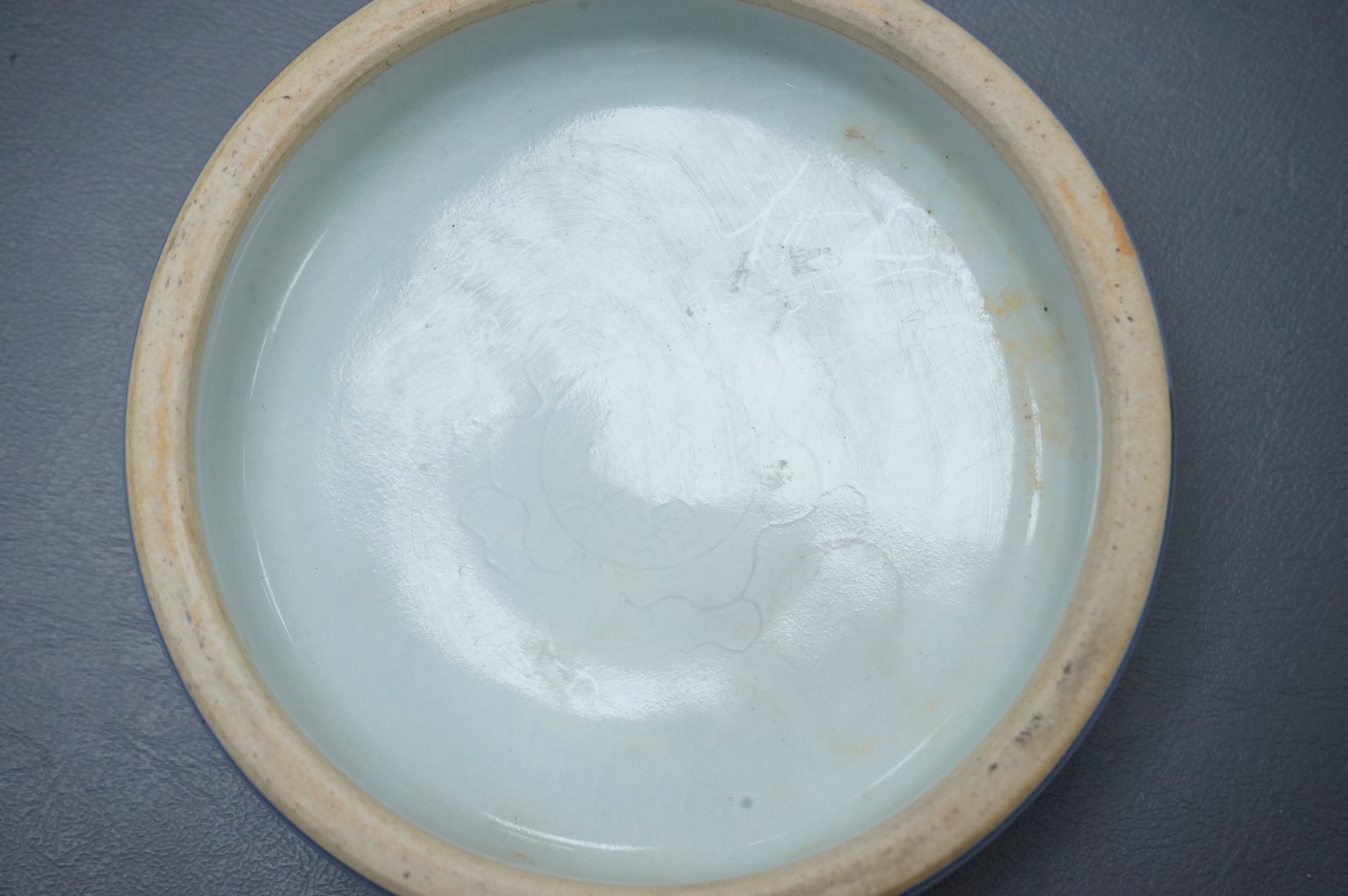 A shallow Chinese blue and white bowl, 13.5cm diameter